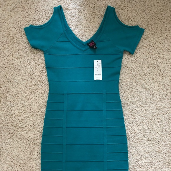 Dress - Picture 3 of 4